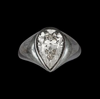 1101. RING, 18k svartoxiderat guld med droppformad diamant, circa 5.15 ct.