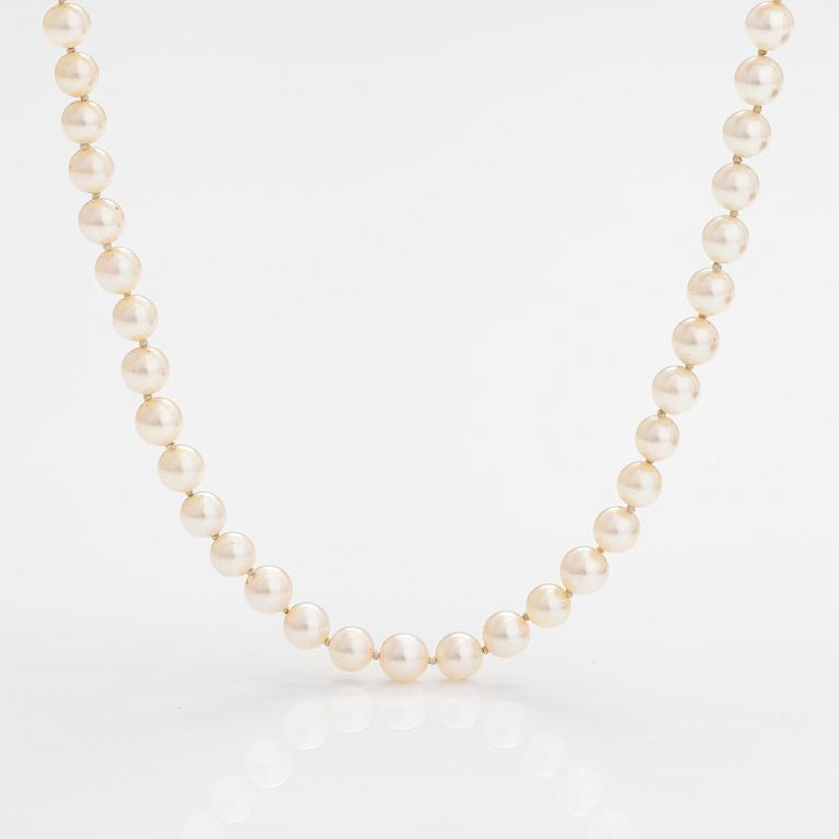 A Tillander, Helminauha, viljeltyjä akoyahelmiä, 18K valkokultaa, briljantteja n. 1.10 ct yht. Helsinki 1975.