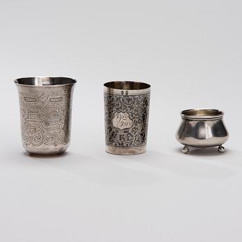 BÄGARE 2 ST OCH SALTKAR, silver, Ryssland, Kaukasus och Moskva 1800-tal.