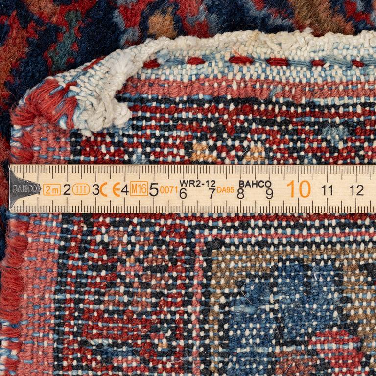 Matta, orientalisk, ca 203 x 119 cm.