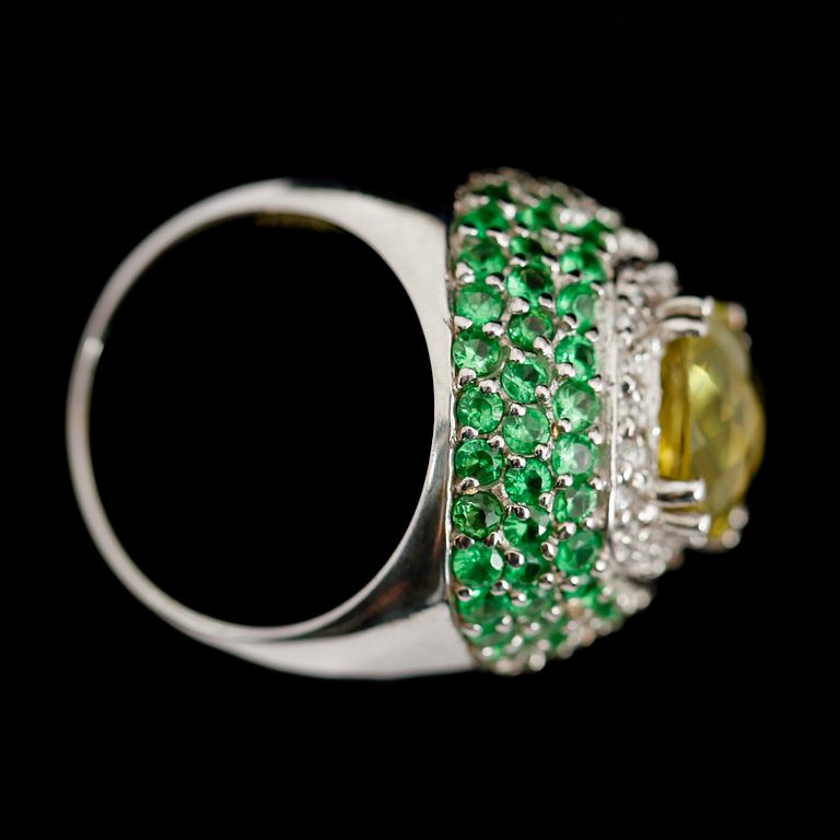RING, 14 k vitguld, gröngul topas ca 3.0 ct, gröna tsavoriter ca 4.0 ct, diamanter ca 0,23 ct.