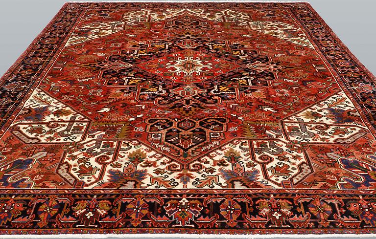 A Heriz/Gorovan carpet, ca 338 x 273 cm.