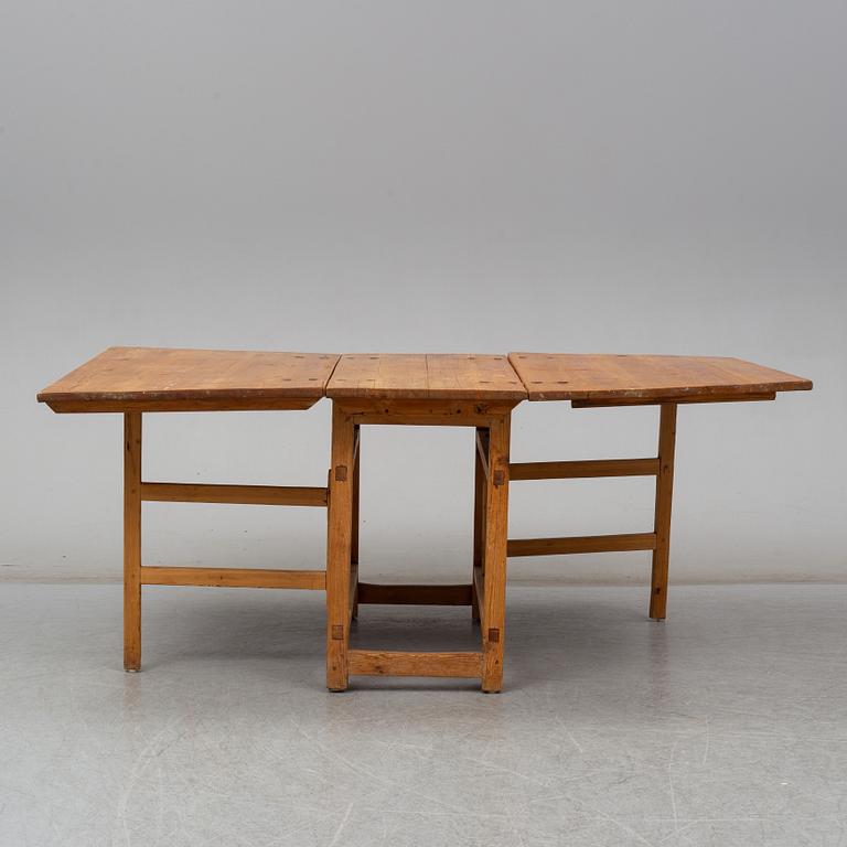 A pine gate-leg table, 19th Century.