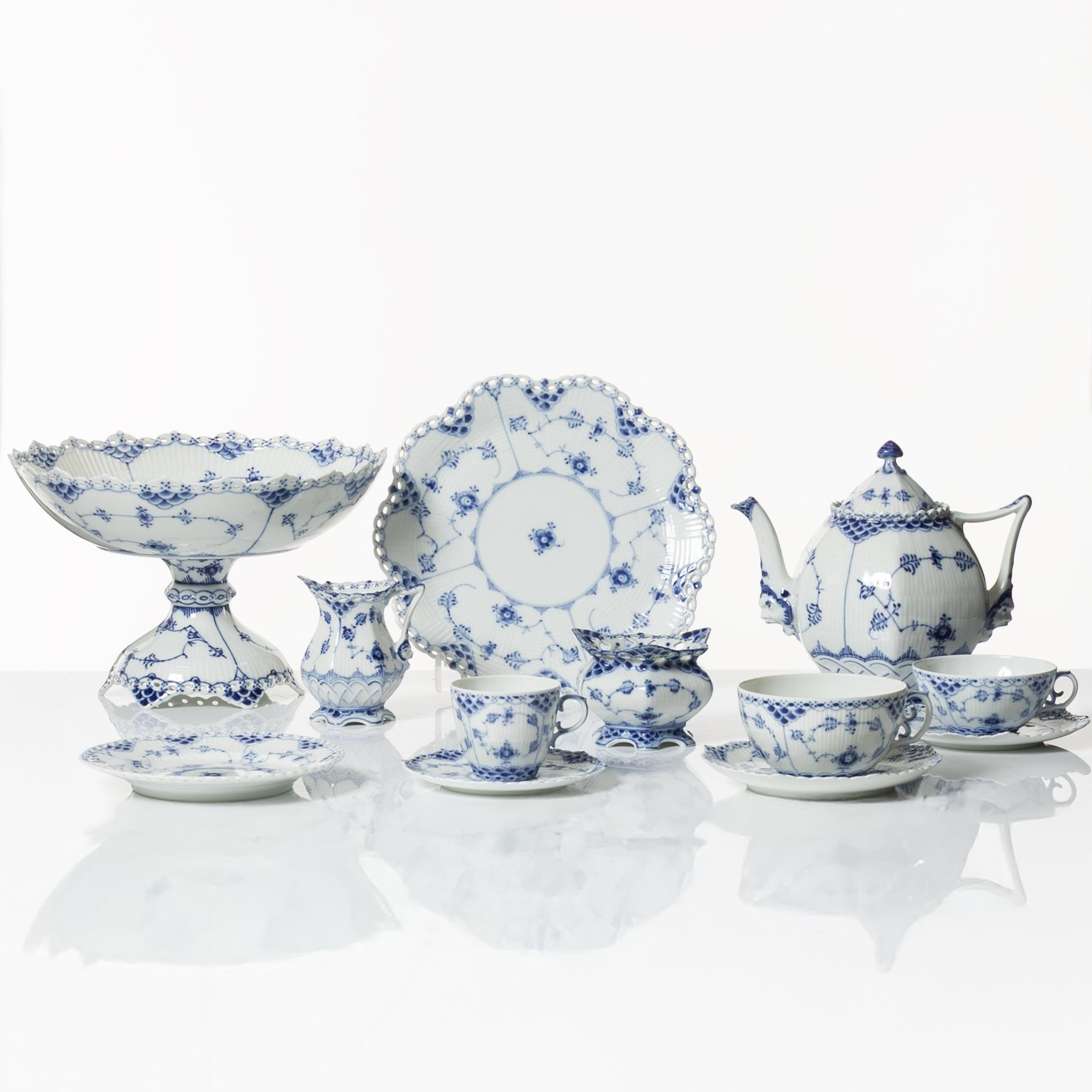 Te- och kaffeservis, 57 delar, porslin, "Musselmalet", Royal Copenhagen, Danmark.