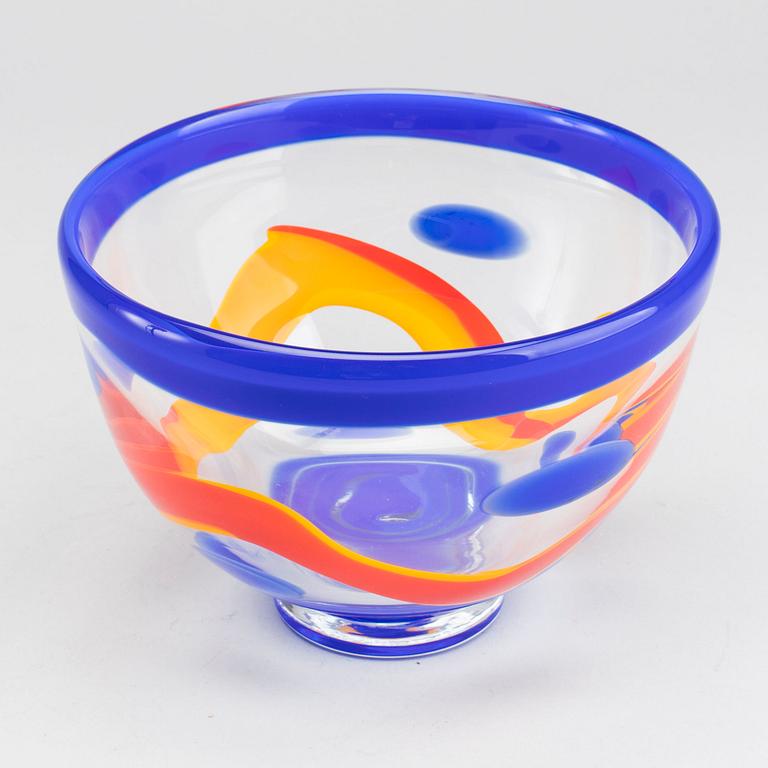 A GLASS BOWL BY ULF JOHANSSON FOR SJÖHYTTAN, SIGNED.