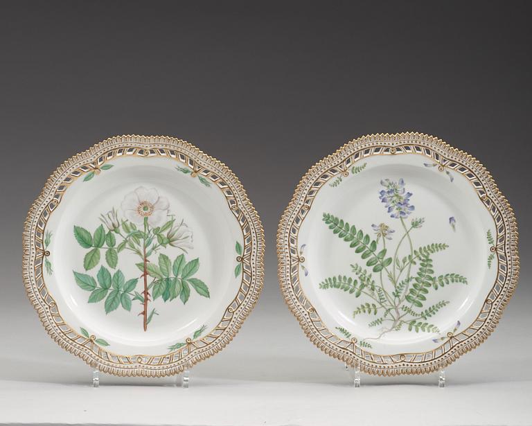 A set of 14 Royal Copenhagen 'Flora Danica' plates, Denmark, 20th Century.