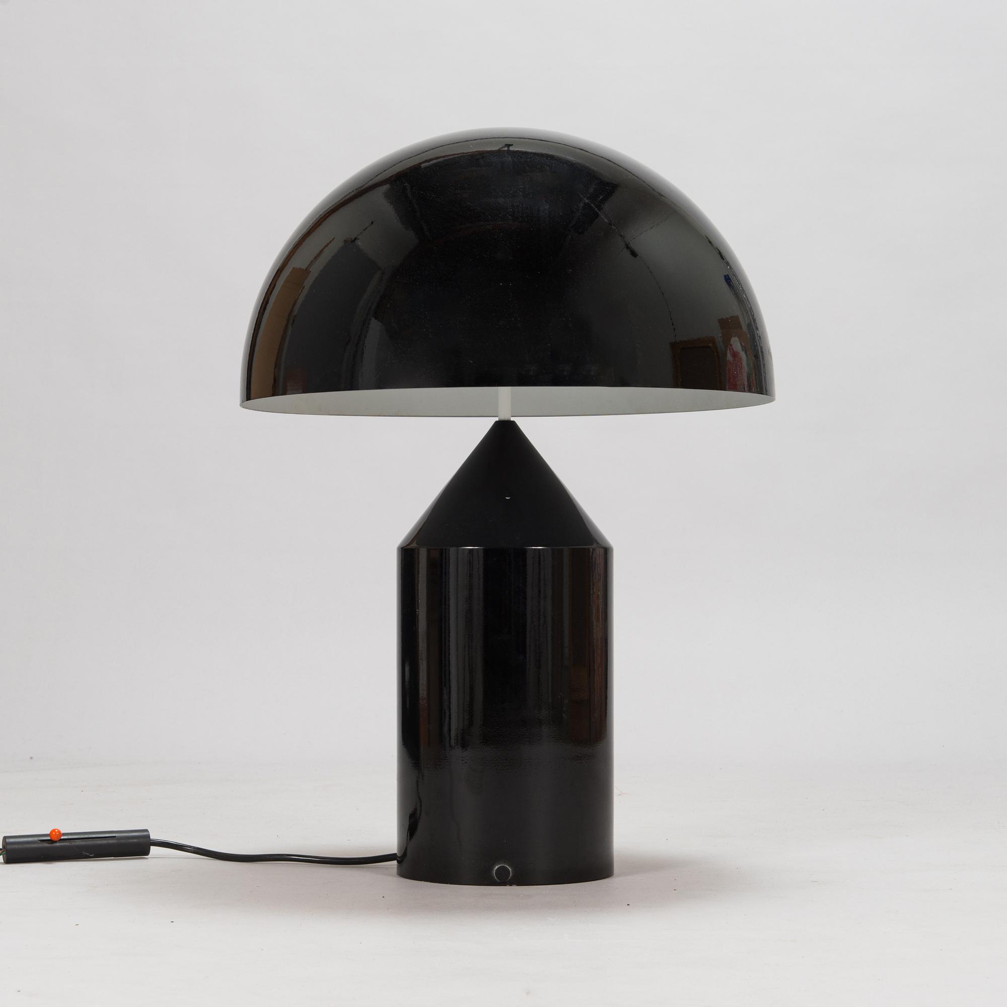 Vico Magistretti, pöytävalaisin, "Atollo", Oluce. Muotoiltu 1977.