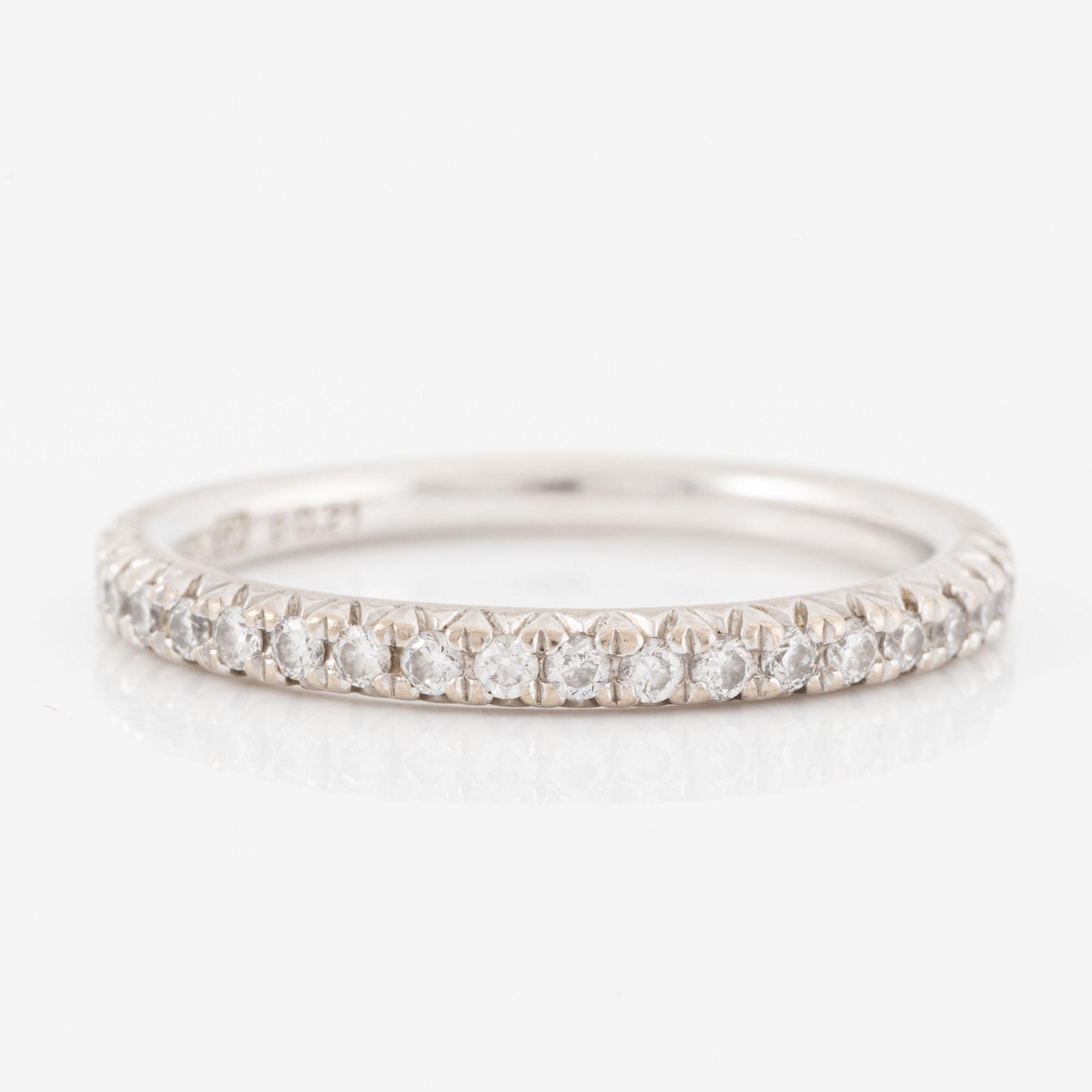 Ring 18K white gold set with round brilliant-cut diamonds.