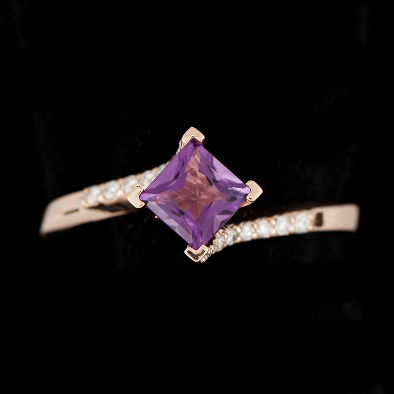 RING, 18k roséguld med ametist ca0,55ct samt briljantslipade diamanter tot ca0,08ct. VIkt ca2,7g.