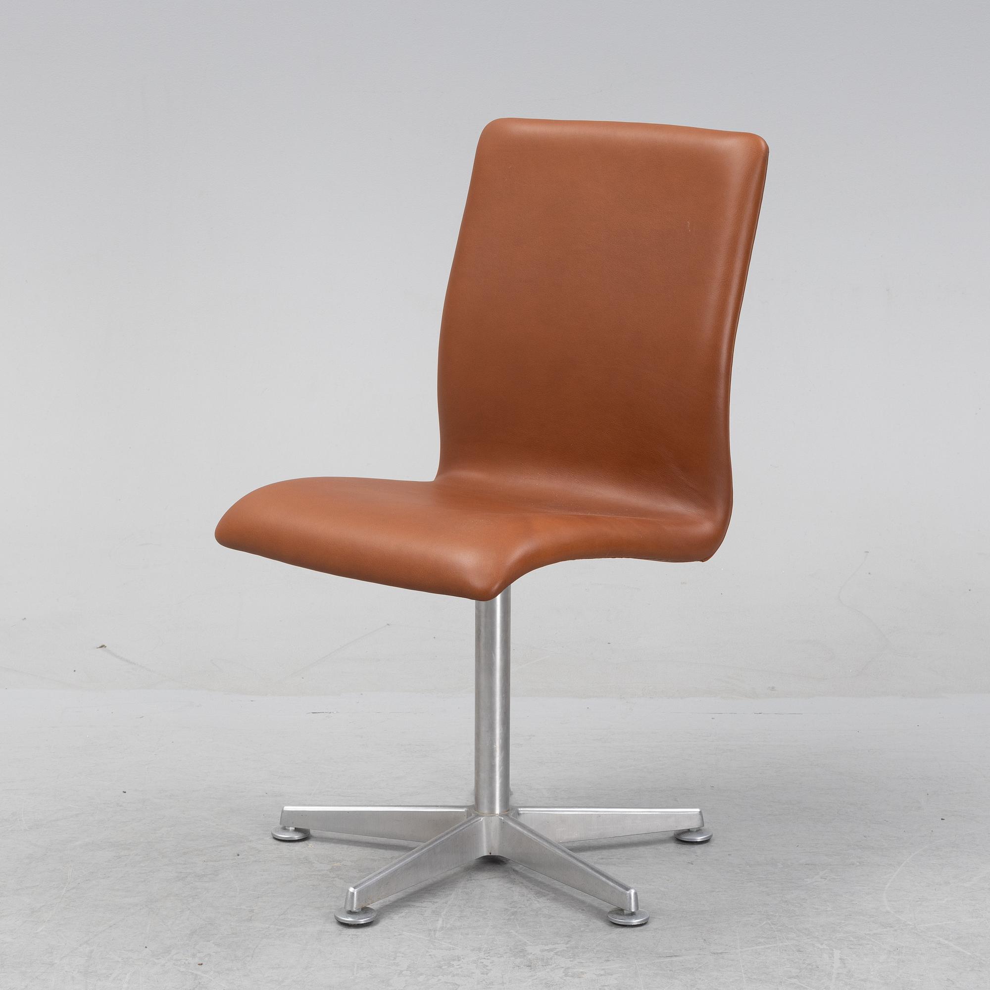 Arne Jacobsen, skrivbordsstol, "Oxford", Fritz Hansen, Danmark, daterad 2003.