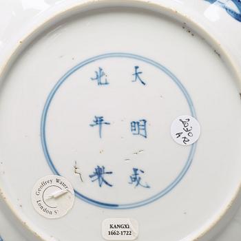 A pair of blue and white shallow plates, Qing dynasty, Kangxi (1662-1722).