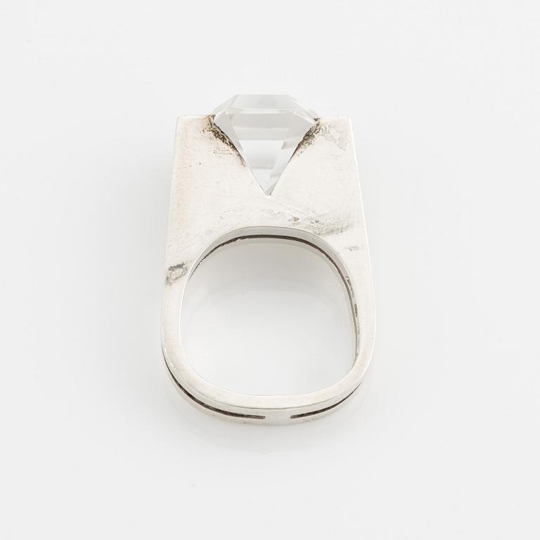 Rey Urban, brosch samt ring, silver med bergkristall.