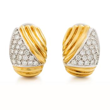 561. Ett par örhängen 18K guld och vitguld med runda briljantslipade diamanter.