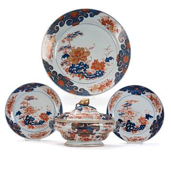 A part imari dinner service, Qing dynasty, early 18th Century. (4 pieces).