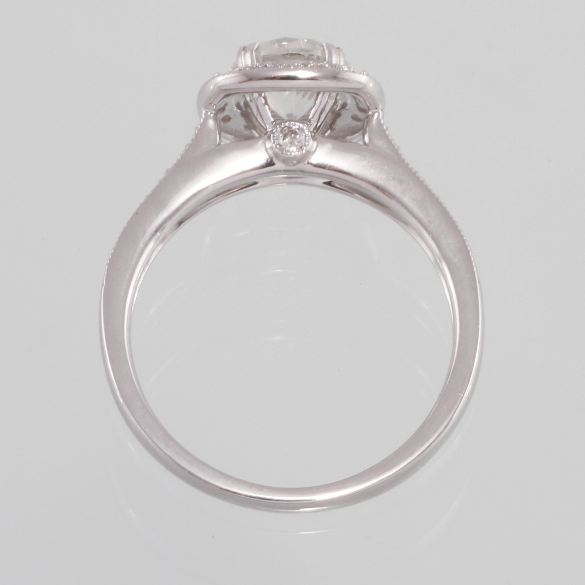 RING, 18K vitguld med briljantslipad diamant 0.95 ct samt små briljantslipade diamanter 0.22 ct. Vikt 4,3 gram.