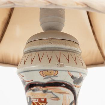 Vas, monterad som lampa, Japan, Edo, samt två bojaner, Kina, 1800-tal.