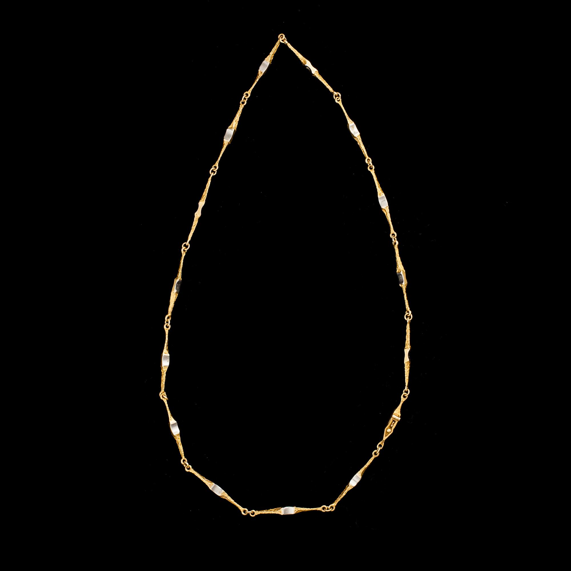 HALSSMYCKE, guld och platina, "Arabeski", Lapponia 1996. Vikt 13,5 g.