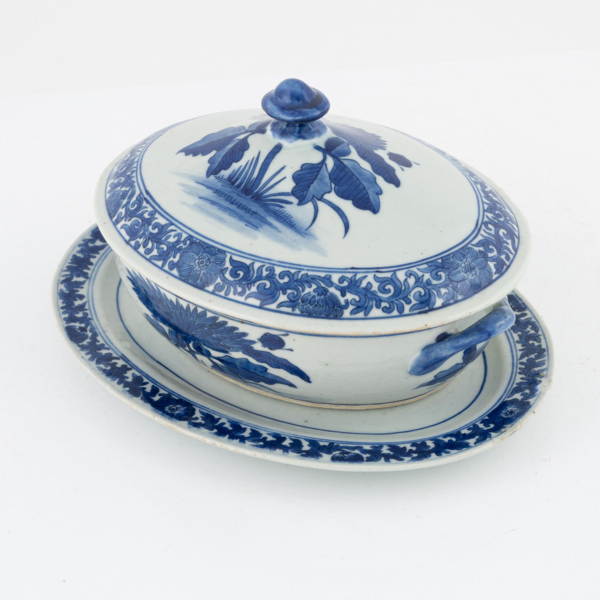 A Chinese blue and white tureen, early 20th Century.