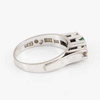 Ring in 18K white gold set with a step-cut emerald and round brilliant-cut diamonds.