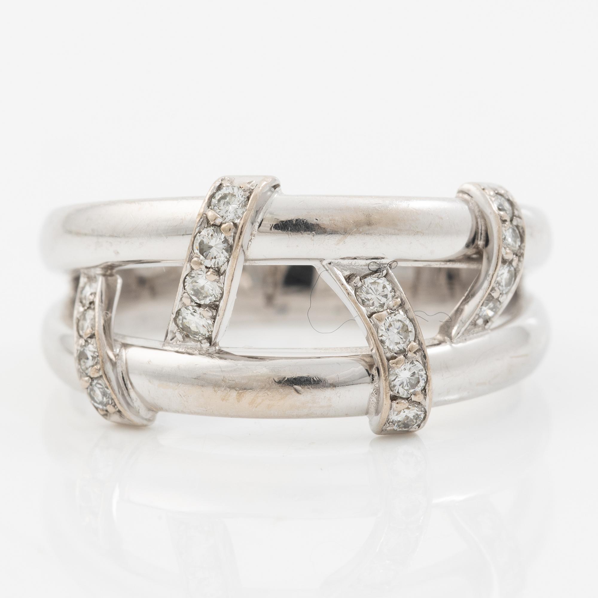 Engelbert a ring 18K white gold with round brilliant-cut diamonds.