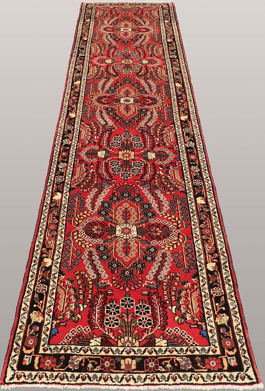 A runner, Hamadan, ca 376 x 86 cm.