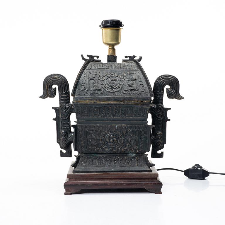 Bordslampa, Kina, brons, 1900-talets senare del.