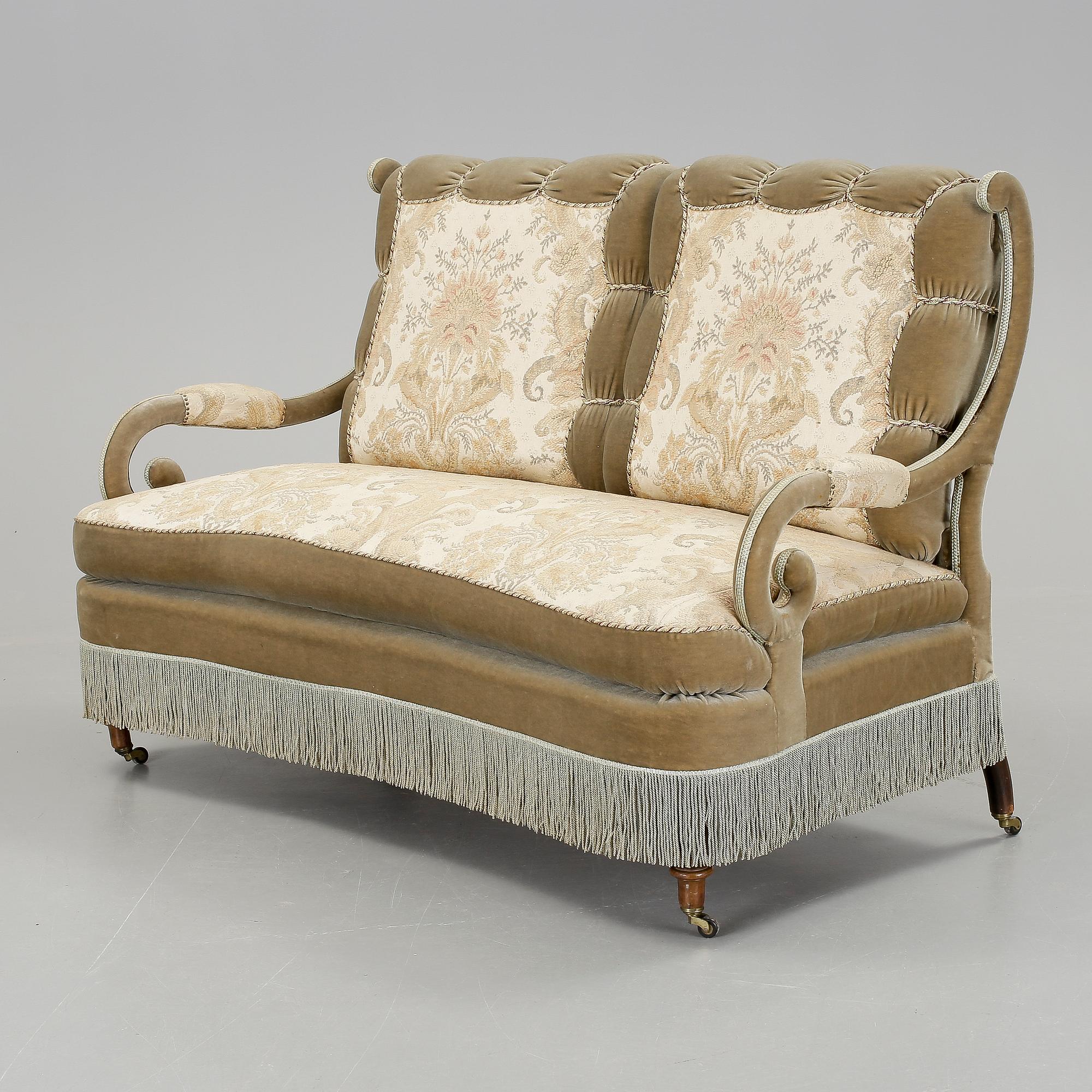 SOFFA, Oscariansk, sk. tapetserarstil. 1800-talets andra hälft.
