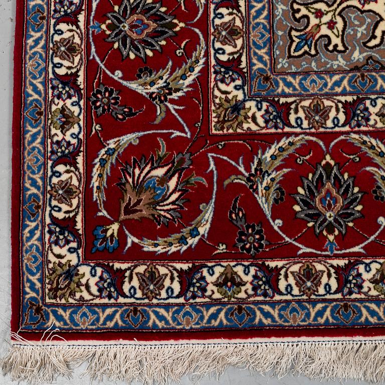 A CARPET, Old Esfahan, part silk, ca 306,5 x 201 cm.
