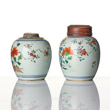 Tedosa två stycken, porslin. Qingdynastin, 1700-tal.