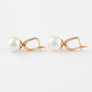 Ett par örhängen 18K guld med odlade sötvattenpärlor och runda briljantslipade diamanter.