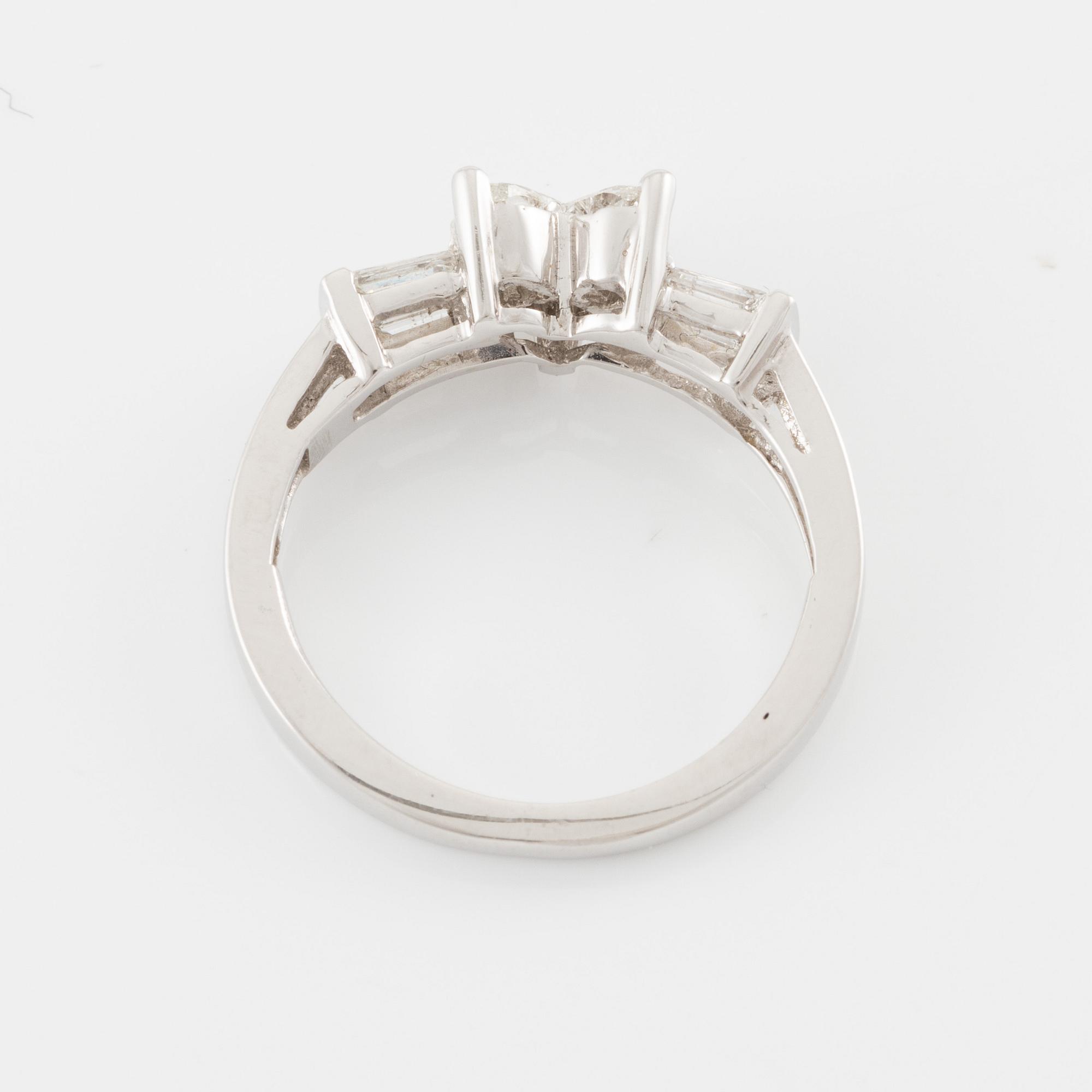 Ring 18K gold with diamonds in various cuts.