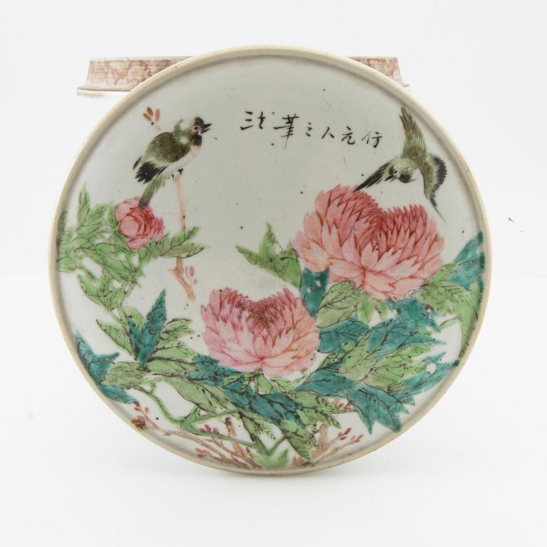 Jar with lid, China 19th century porcelain.