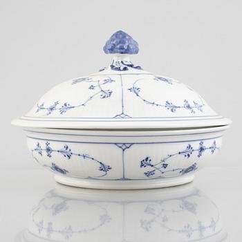 A 'Blue Fluted' / 'Musselmalet rifflet' porcelain tureen / ragout dish with cover, Royal Copenhagen, mod 397, 1898-1923.