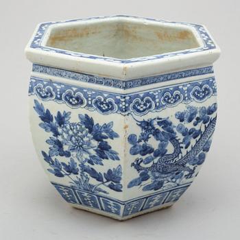 A large blue and white flower pot, Qing dynasty, late 19th century.