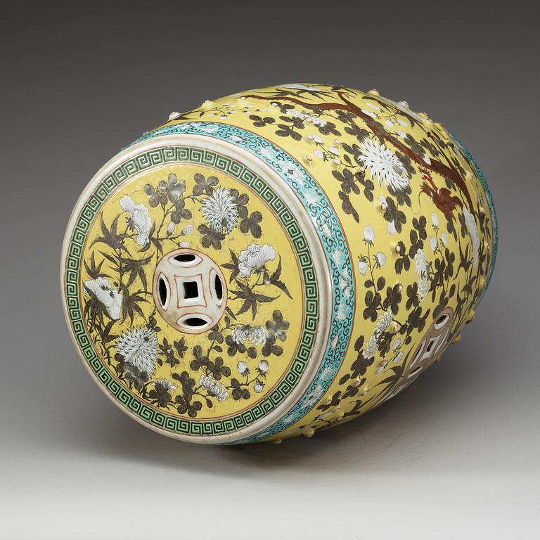A yellow ground garden seat, late Qing dynasty.