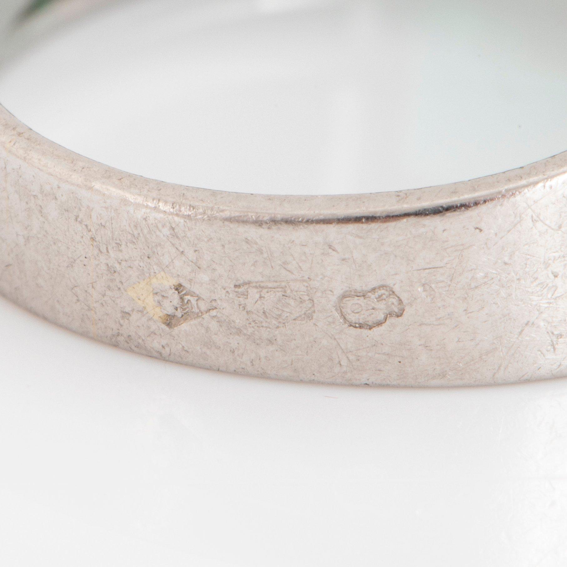 Ring platina med smaragder och fasettslipade diamanter.