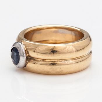 Ring, 14K guld och safir. Tiina Arkko Helsingfors 1996.