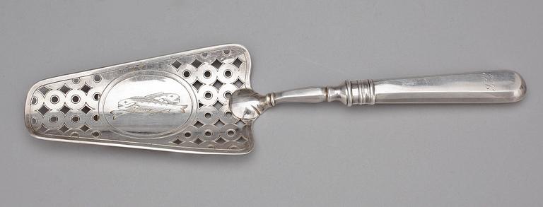 FISKSPADE, silver, otydlig stämpel möjligen firma Sazikov, Moskva 1877, hovleverantörstämpel. Vikt ca 159 gram.