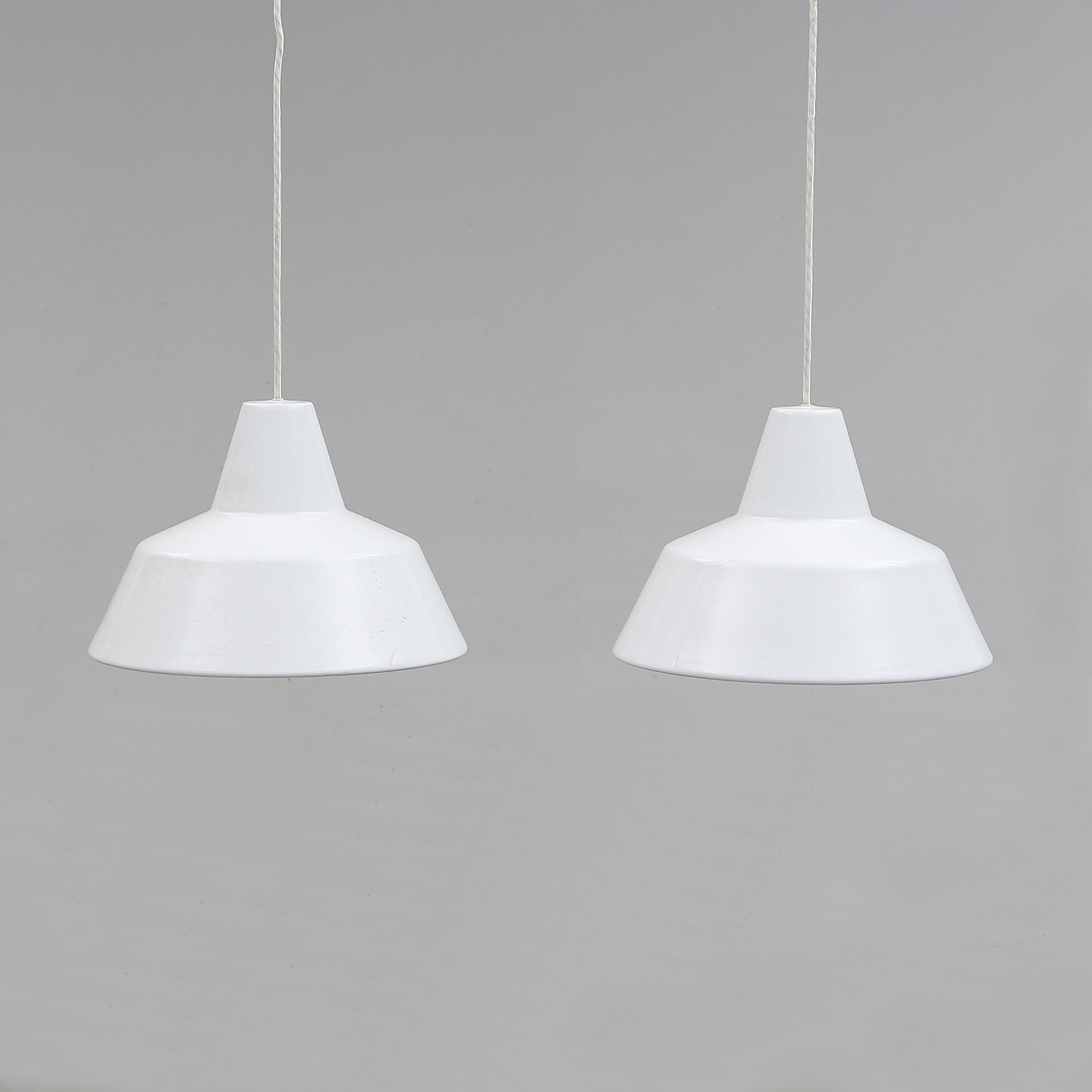 TAKLAMPA, 1 par, Arne Jacobsen, Louis Poulsen, 1900-talets andra hälft. Höjd ca 27 cm.