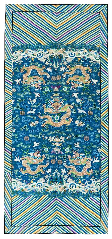 AN ANTIQUE KESI TEXTILE (Kossu). China late Qing. 185,5 x 83,5 cm.