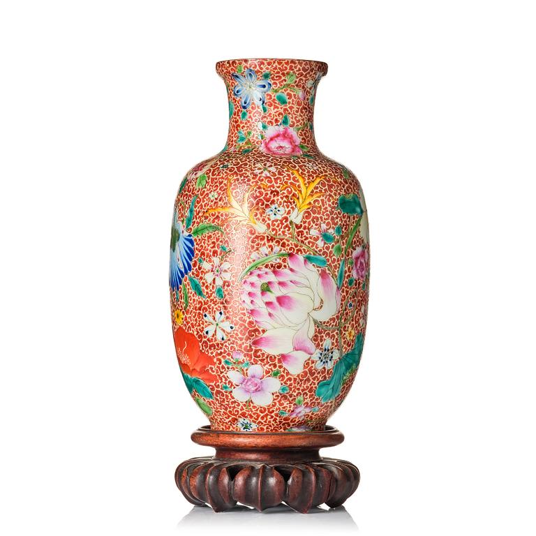 A Chinese vase, 20th century.