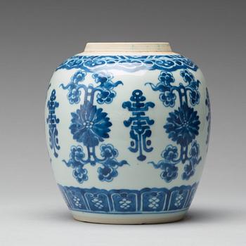 A blue and white jar, Qing dynasty, Kangxi (1662-1722).