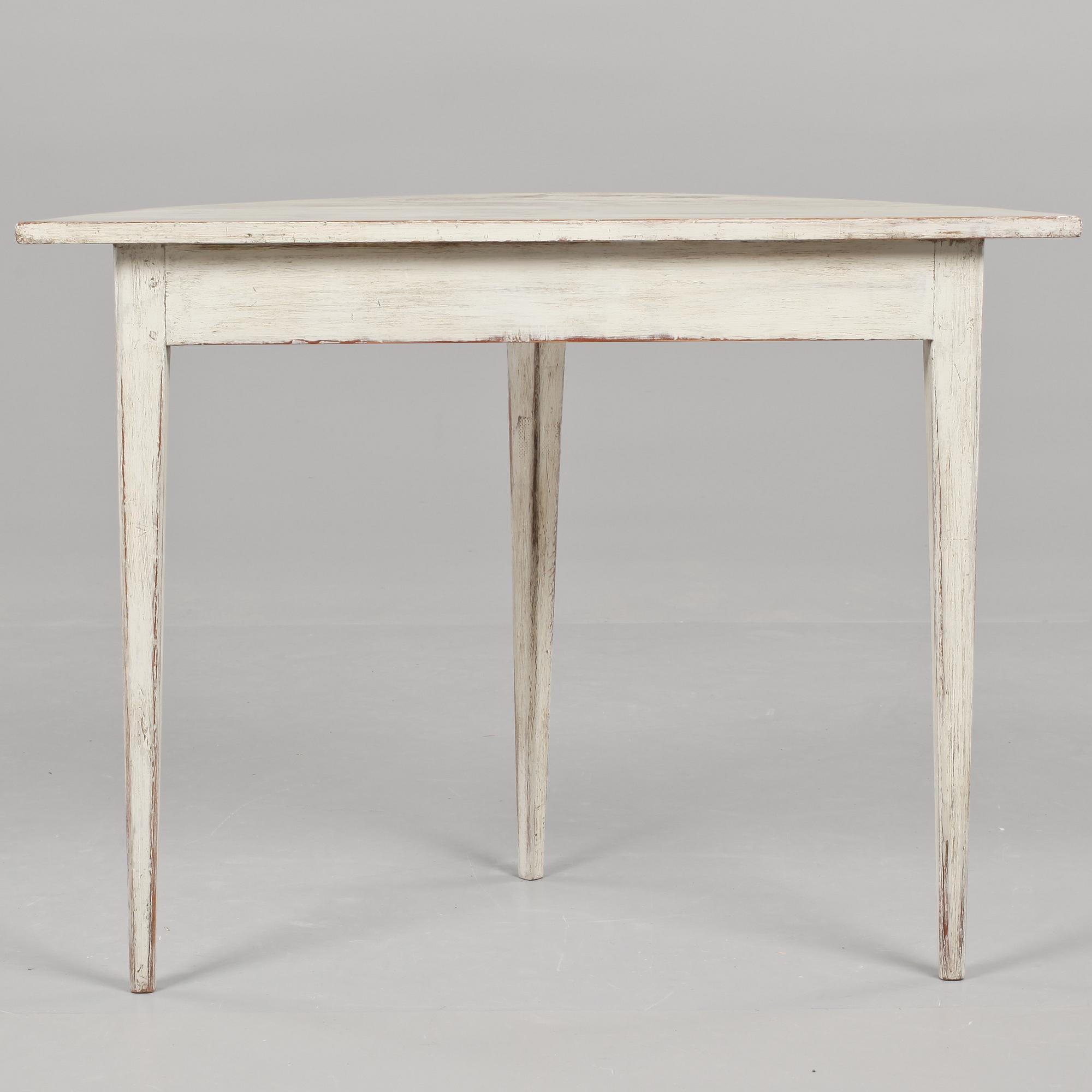 HALVMÅNEBORD, 1800-tal.