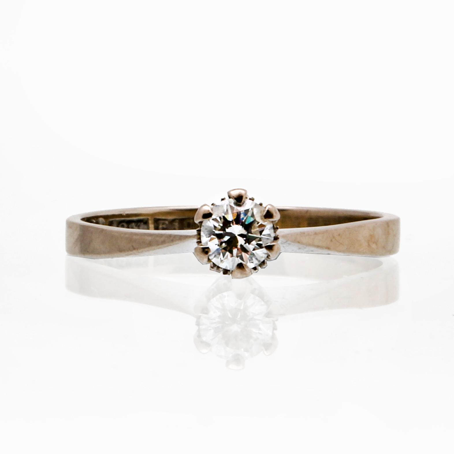 Ring 18K whitegold 1 brilliant-cut Diamond 0,20 ct engraved.