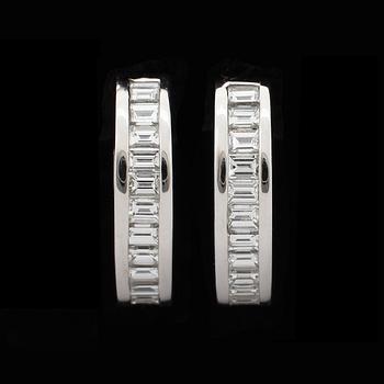 ÖRHÄNGEN, ett par, 18k vitguld med 28 baguettsliapde diamanter tot ca1,66ct. Vikt 8,1g.