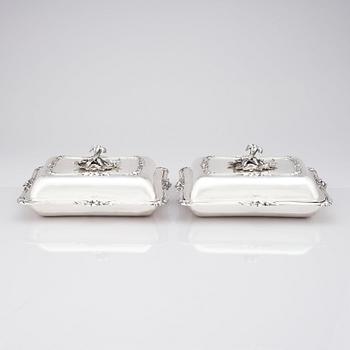 A pair of English 19th century silver dishes and cover, mark of William Ker Reid, London 1848.