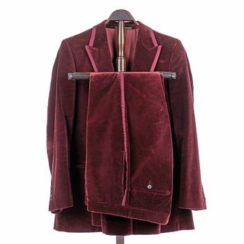 GUCCI, a burgundy velvet men's dinner jacket and pants, size 50.
