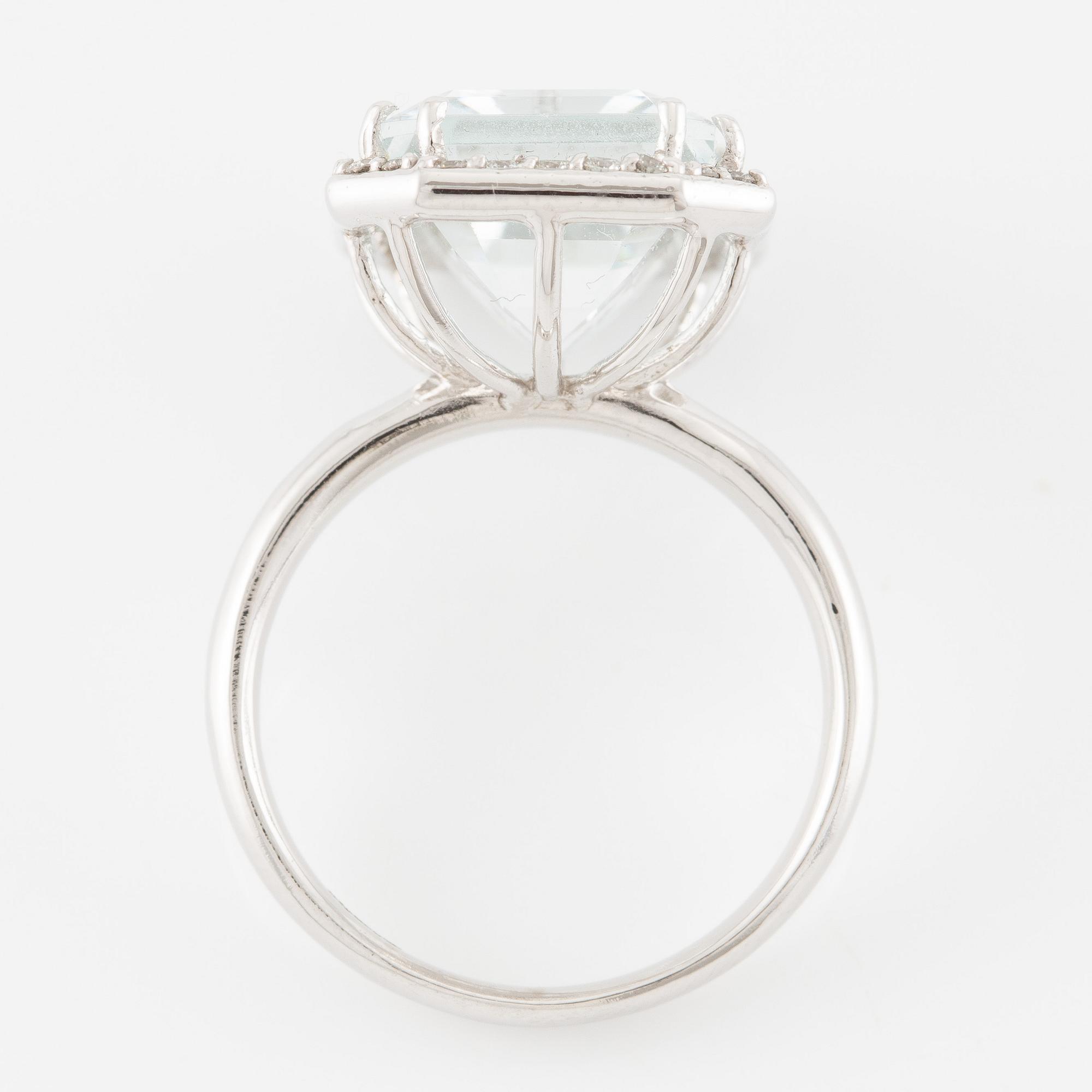 Ring, cocktail ring, 14K white gold with emerald-cut aquamarine and brilliant-cut diamonds.