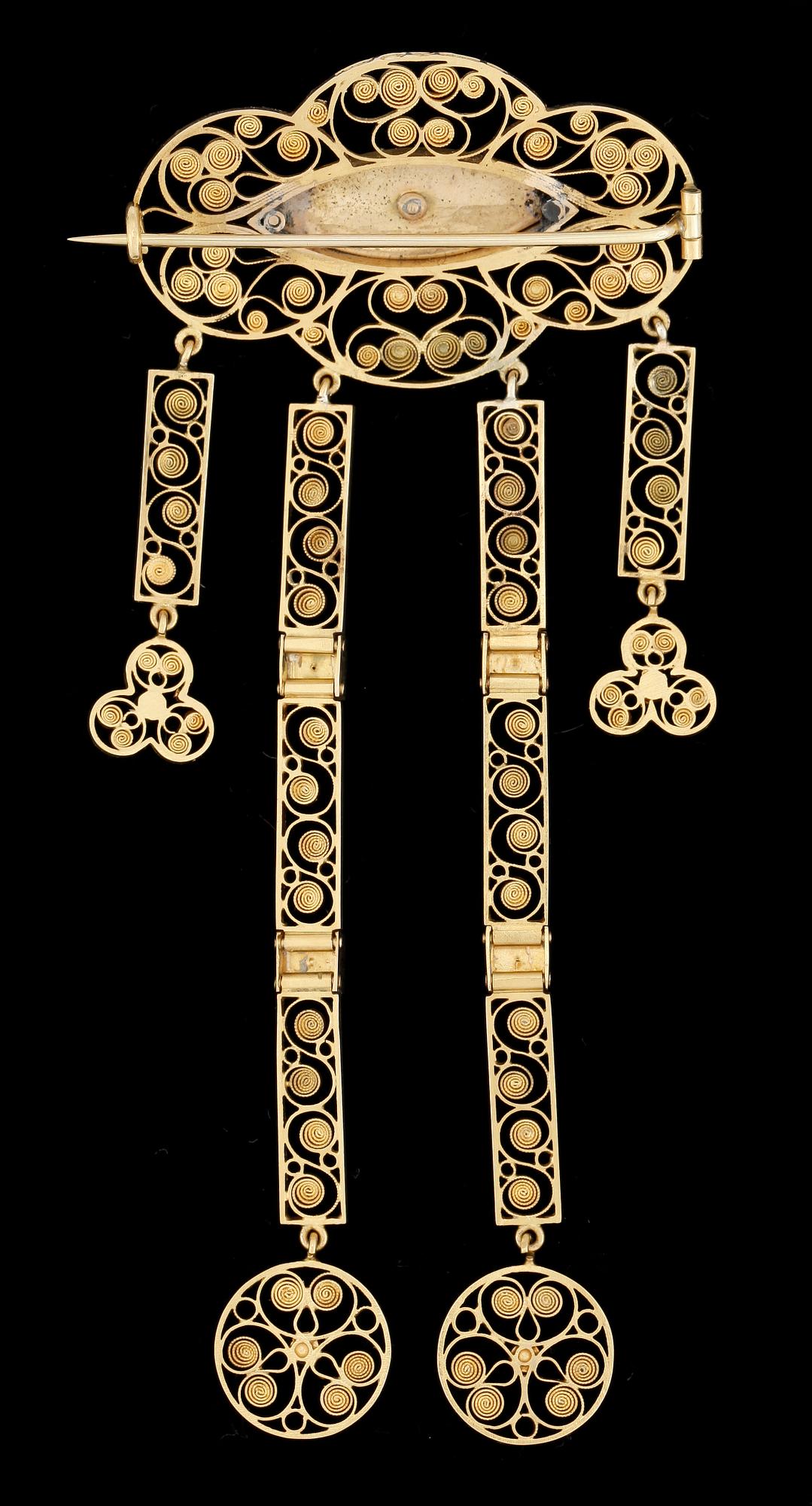 BROSCH, 18k guld med små pärlor och blå emalj. JLF, Stockholm, 1912. Vikt 14g.