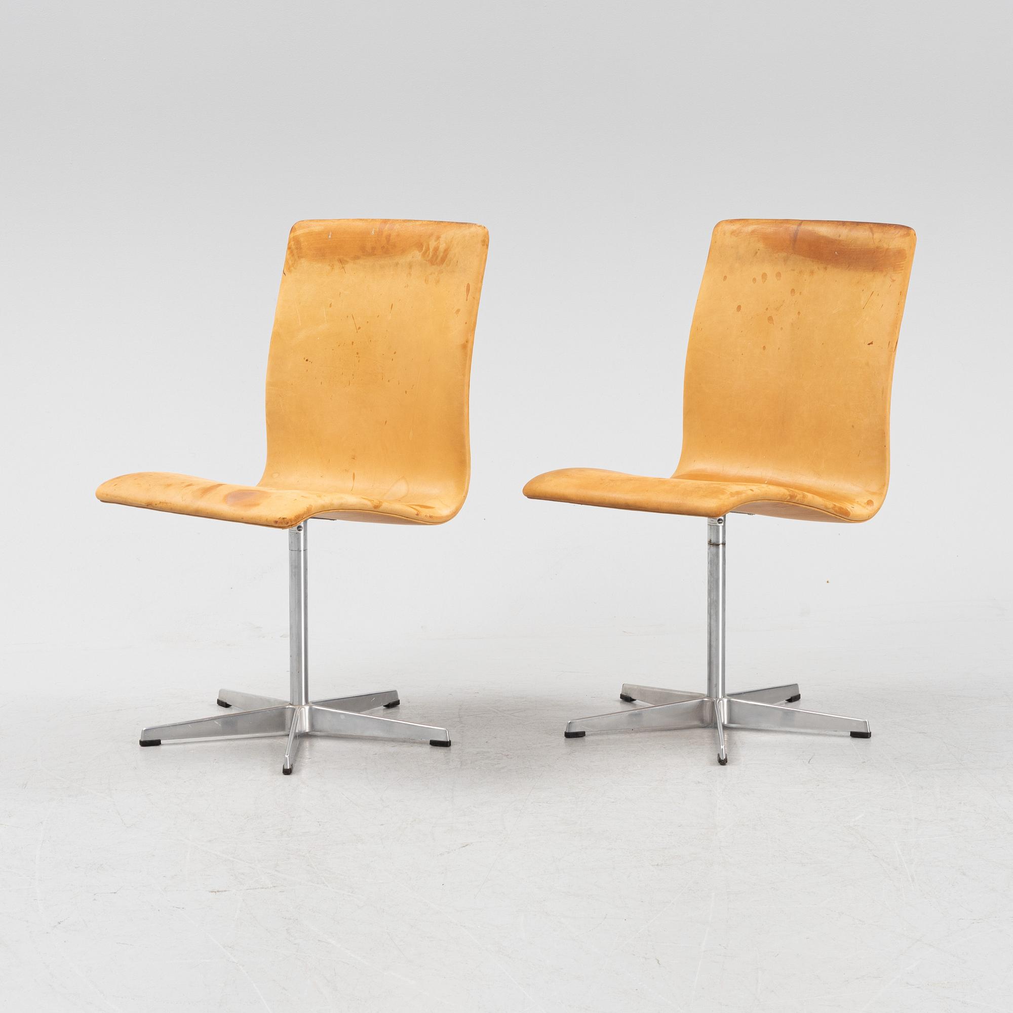 Arne Jacobsen, stolar, ett par, "Oxford", Fritz Hansen, Danmark.